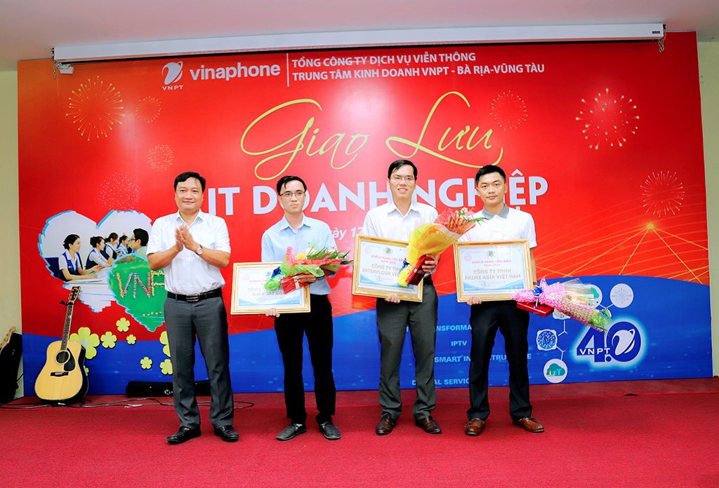 Trao qu&agrave; tri &acirc;n kh&aacute;ch h&agrave;ng ti&ecirc;u biểu năm 2019